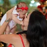Mãe beijando bebê